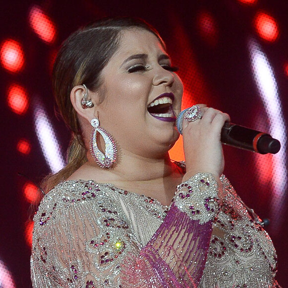 Marília Mendonça admitiu à coluna 'Retratos da Vida', do jornal 'Extra', nesta quarta-feira (23) ter momentos de solidão: 'Por isso peguei meu fone de ouvido e saí. Queria ficar sozinha, ouvir música e espairecer'