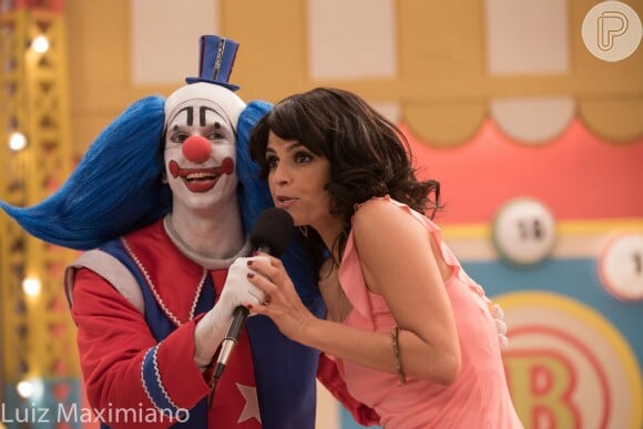 Vladimir Brichta e Emanuelly Araújo em cena do filme 'Bingo - O Rei das Manhãs', no qual aatriz interpreta Gretchen
