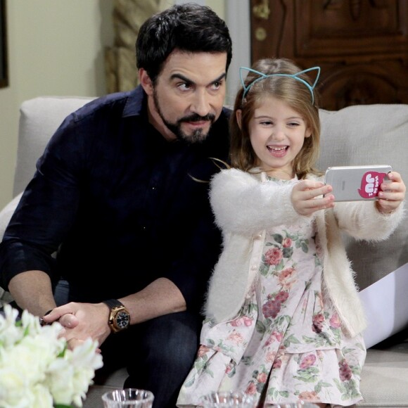 Dulce Maria (Lorena Queiroz) entrevista o Padre Fábio de Melo para o vlog de Juju (Maisa Silva), no capítulo que vai ao ar segunda-feira, dia 28 de agosto de 2017, na novela 'Carinha de Anjo'