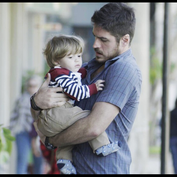 Zeca (Marco Pigossi) é pai de Ruyzinho na novela 'A Força do Querer'