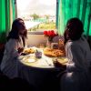 Hylka Maria e Juliana Paes comeram macarrão com salsicha na casa de uma moradora da comunidade Tavares Bastos, no Rio, onde a novela 'A Força do Querer' é gravada