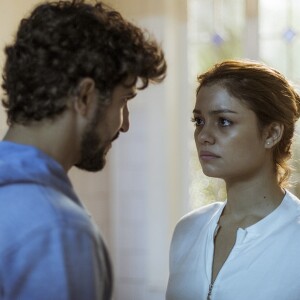 Na novela 'Os Dias Eram Assim', Alice (Sophie Charlotte) optou por esconder de Lucas (Xande Valois) por 13 anos que Renato (Renato Goés) era o seu pai biológico, mas buscando romper definitivamente os laços com Vitor (Daniel de Oliveira) faz essa revelação ao filho