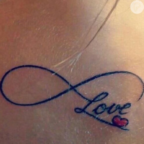 Luciana Lacerda, namorada de Marcelo Rezende, tatuou a palavra 'love' para o jornalista na quarta-feira, 23 de agosto de 2017