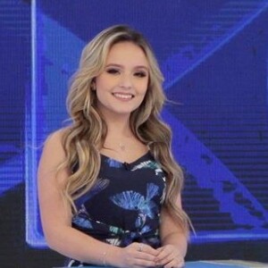 'Larissa Manoela estava com telas para deixar o cabelo comprido, porque para o filme 'Meus 15 Anos' ela cortou o cabelo', explicou sua assessoria ao Purepeople