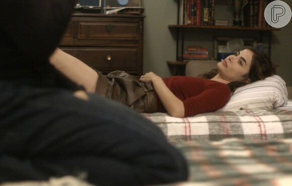 Rimena (Maria Casadevall) volta para o quarto de Gustavo (Gabriel Leone) e faz sexo com o cunhado, na supersérie 'Os Dias Eram Assim'