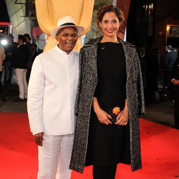 Camila Pitanga contrastou o look com o do pai, Antonio Pitanga, no 45º Festival de Cinema de Gramado, nesta quarta-feira, 23 de agosto de 2017