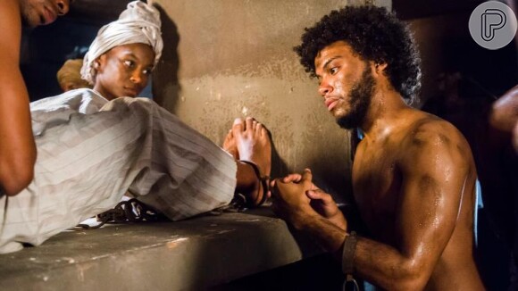 Libério (Felipe Silcler) e Luana (Jeniffer Dias) são resgatados do navio negreiro, no Ceará, na novela 'Novo Mundo'