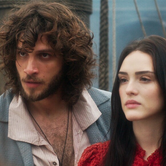 Anna (Isabelle Drummond) e Joaquim (Chay Suede) conseguem fazer um acordo com os piratas e ajudar Cecília (Isabella Dragão) e Libério (Felipe Silcler), na novela 'Novo Mundo'