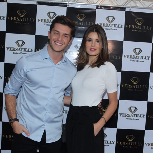 Camila Queiroz e Klebber Toledo se divertiram juntos no dia de folga
