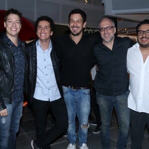 Fábio Porchat posou com Rafael Portugal, João Vicente de Castro, Antonio Tabet e Luis Lobianco na festa de cinco anos do Porta dos Fundos, no Rio