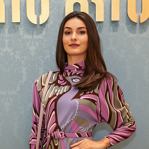 O modelo de vestido usado por Marina Moschen contava com acabamento plissado
