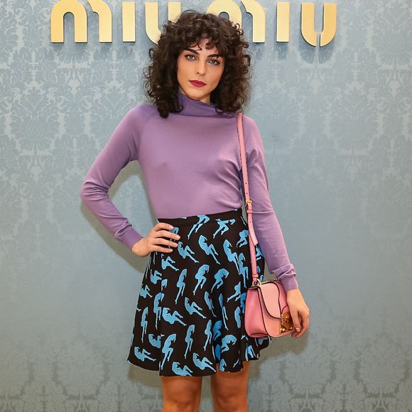 Julia Konrad combinou blusa lilás com sandálias roxas com penas na reabertura da loja da grife Miu Miu no shopping JK Iguatemi, em São Paulo, nesta quinta-feira, 24 de agosto de 2017