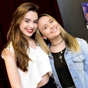 Larissa Manoela prestigiou a peça 'French Kiss' na companhia da atriz Isabella Moreira