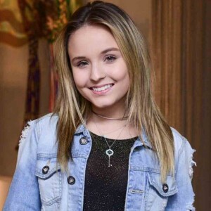 Larissa Manoela conferiu o espetáculo 'French Kiss', na noite desta quinta-feira, 23 de agosto de 2017