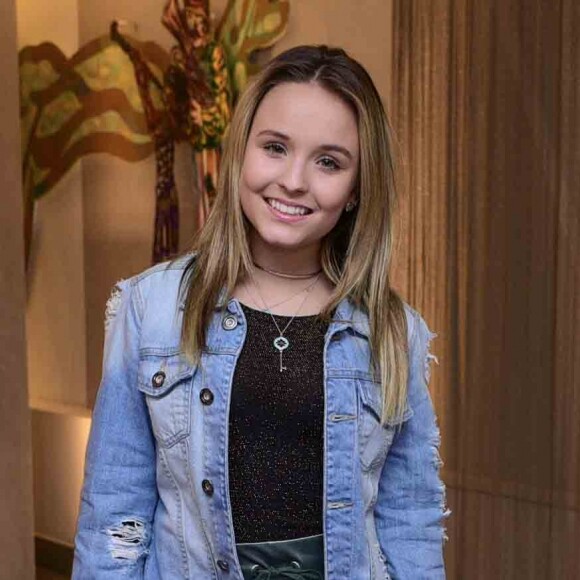 Larissa Manoela curtiu jantar com amigos após peça