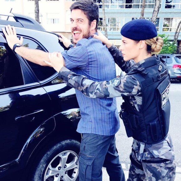 'Olha aí o que dá atrapalhar a Jeiza no serviço, Zeca', brincou Paolla Oliveira ao 'prender' Marco Pigossi