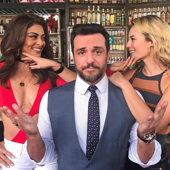 Paolla Oliveira sugeriu um romance entre Jeiza e Bibi ao posar com Juliana Paes e Rodrigo Lombardi nos bastidores da novela 'A Força do Querer', nesta sexta-feira, 25 de agosto de 2017