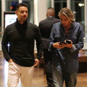 Adriane Galisteu apostou em look all jeans para jantar com marido nesta sexta-feira, 25 de agosto de 2017