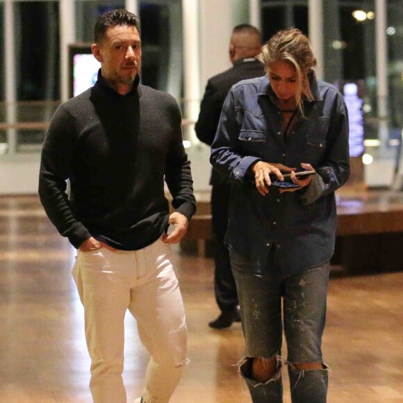 Adriane Galisteu foi clicada com o marido em shopping do Rio nesta sexta-feira, 25 de agosto de 2017