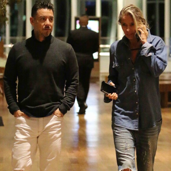 Adriane Galisteu jantou com o marido, Alexandre Iódice, em um restaurante carioca nesta sexta-feira, 25 de agosto de 2017