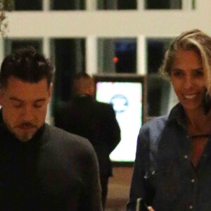 Adriane Galisteu esteve com o marido em um restaurante na Zona Oeste do Rio de Janeiro nesta sexta-feira, 25 de agosto de 2017