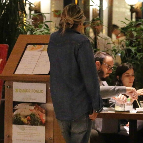 Adriane Galisteu usou look despojado em jantar com marido nesta sexta-feira, 25 de agosto de 2017