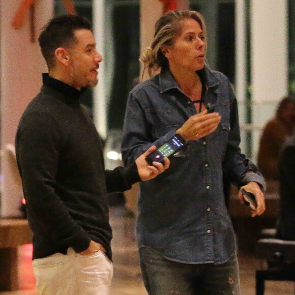 Adriane Galisteu e o marido, Alexandre Iódice, circularam em shopping do Rio nesta sexta-feira, 25 de agosto de 2017