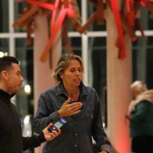 Adriane Galisteu e o marido, Alexandre Iódice, jantaram no shopping Village Mall nesta sexta-feira, 25 de agosto de 2017