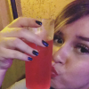 'Marília Mendonça é flagrada beijando o copo', escreveu cantora ao postar foto no Stories do Instagram neste sábado, 26 de agosto de 2017