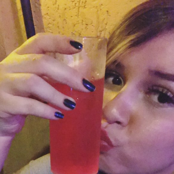 'Marília Mendonça é flagrada beijando o copo', escreveu cantora ao postar foto no Stories do Instagram neste sábado, 26 de agosto de 2017