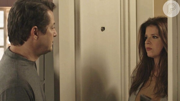 Malagueta (Marcelo Serrado) pede que Maria Pia (Mariana Santos) entregue um dinheiro a Timóteo (Cacá Amaral), na novela 'Pega Pega'