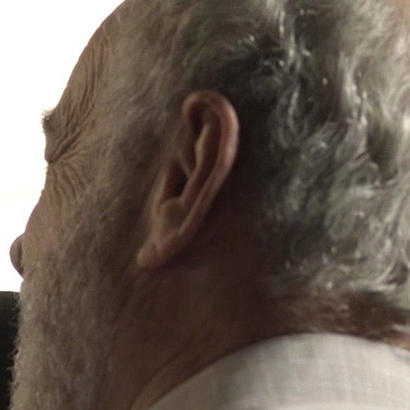 Malagueta (Marcelo Serrado) confirma para Maria Pia (Mariana Santos) que Timóteo (Cacá Amaral) é seu pai, na novela 'Pega Pega'