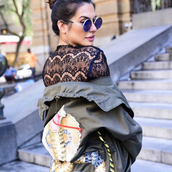 Cleo Pires acompanhou o desfile, que reuniu fashionistas no Theatro Municipal em São Paulo