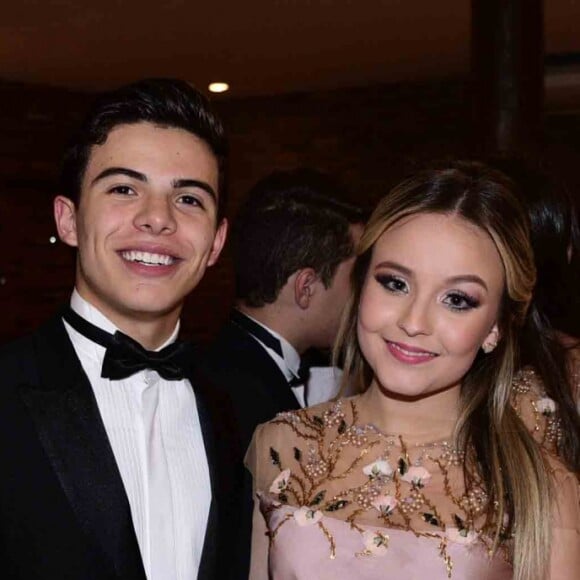 Larissa Manoela e Thomaz Costa marcaram presença na festa de 15 anos da amiga Fernanda Concon