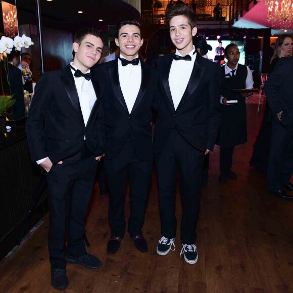 João Guilherme e Thomaz Costa posaram para fotos no aniversário de 15 anos de Fernanda Concon