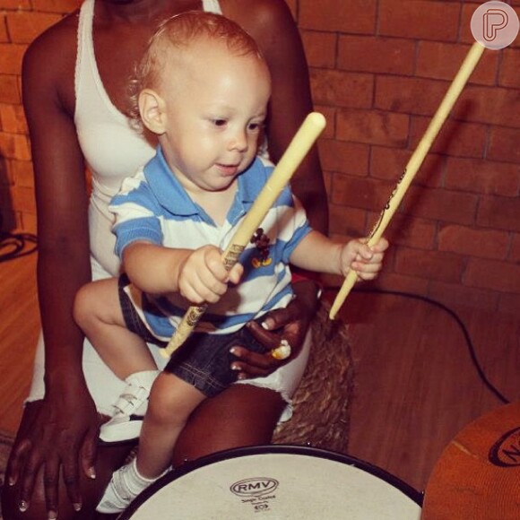 Mãe de Davi Lucca publica em seu Instagram foto do filho dela com o jogador Neymar tocando bateria, em 23 de janeiro de 2013