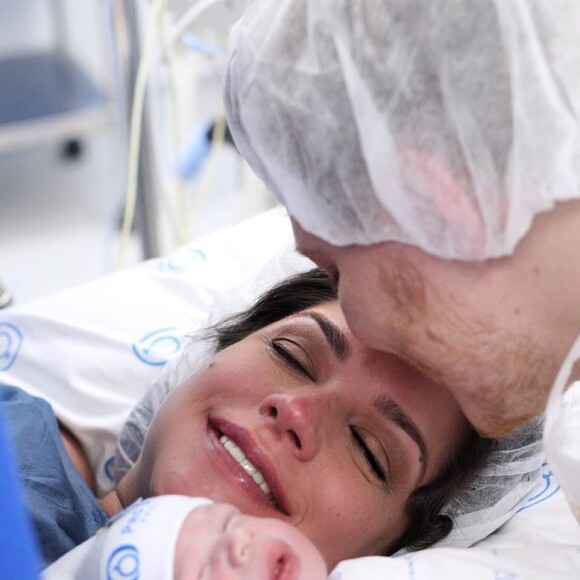 Thais Fersoza postou uma foto ao lado de Teodoro e Michel Teló