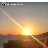 Bruna Marquezine curte festa durante pôr do sol em praia da Grécia