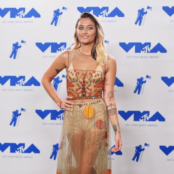 Filha de Michael Jackson, Paris Jackson aposta em look transparente e deixa lingerie à mostra no VMA 2017
