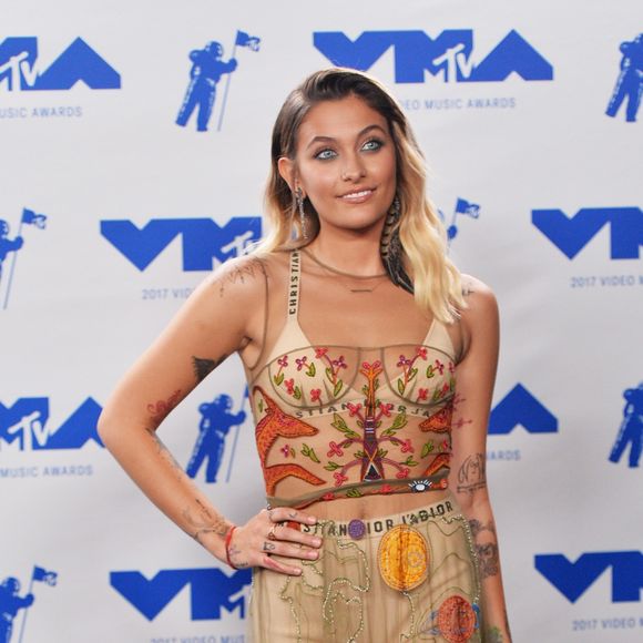 Filha de Michael Jackson, Paris Jackson apostou em pentado lateral e cabelo ondulado