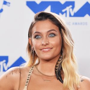 Filha de Michael Jackson, Paris Jackson é adepta do estilo hippie