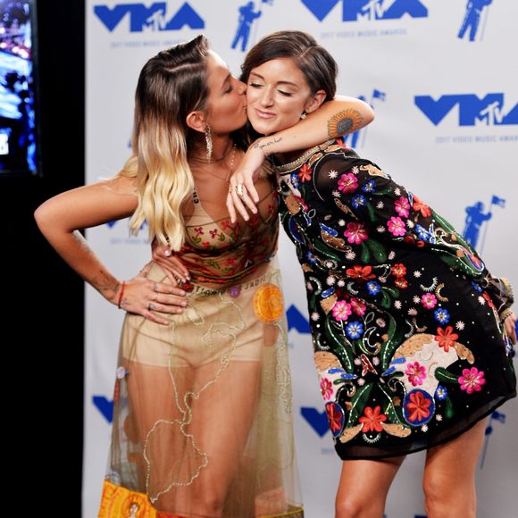 Filha de Michael Jackson, Paris Jackson se diverte com a amiga Caroline D'Amore no black carpert do VMA 2017