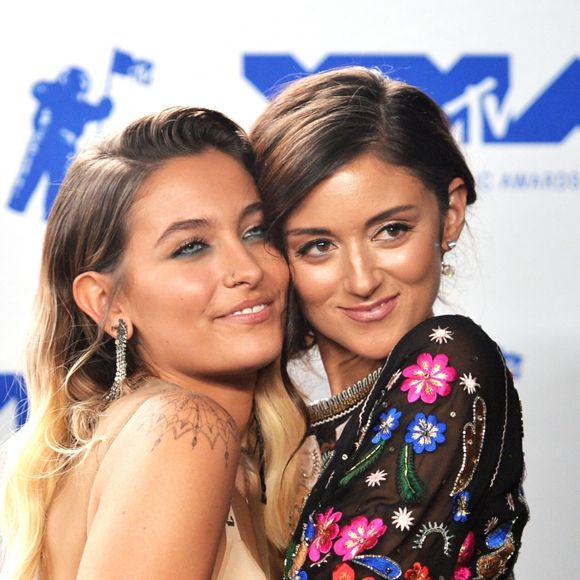 Paris Jackson e Caroline D'Amore posam abraçadas nos bastidores do VMA 2017