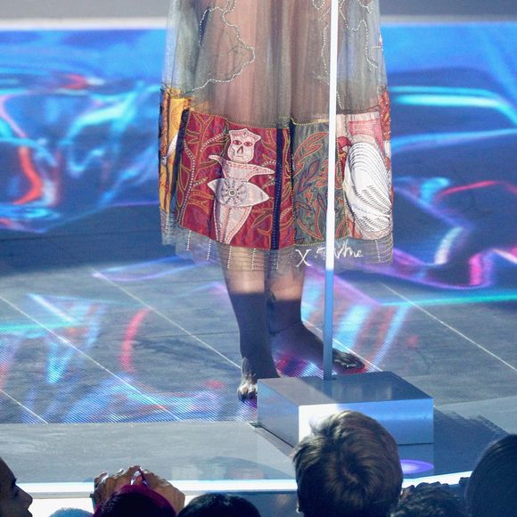 Filha de Michael Jackson, Paris Jackson subiu ao palco descalça para fazer um discurso sobre a delicada situação do país, se referindo aos 'aos idiotas nazistas e supremacistas brancos' e que nos Estados Unidos não há lugar para 'a sua violência, o seu ódio e a sua discriminação'