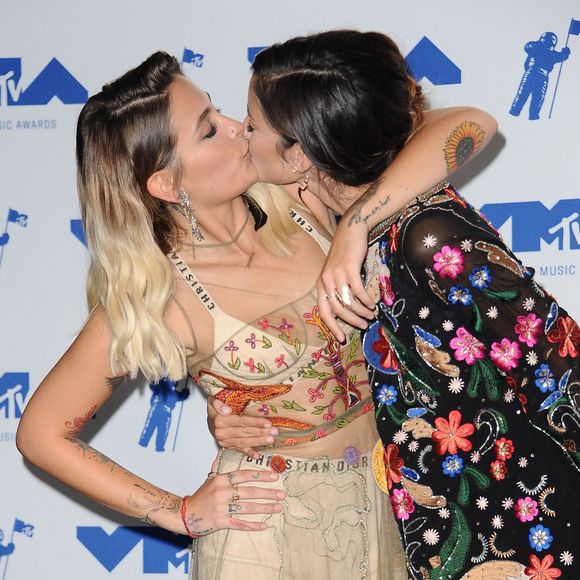 Filha de Michael Jackson, Paris Jackson beija cantora Caroline D'Amore no black carpet VMA 2017, na Califórnia, na noite deste domingo, 27 de agosto de 2017