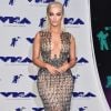 A cantora Bebe Rexha investiu em um look com decote transparente para o MTV Video Music Awards, realizado na Califórnia neste domingo, 27 de agosto de 2017