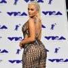 O vestido transparente que Bebe Rexha vestiu no MTV Video Music Awards 2017 é da marca Labourjoisie