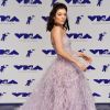 A neozelandesa Lorde vestiu longo de plumas Monique Lhuillier primavera 2018 no MTV Video Music Awards, realizado na Califórnia neste domingo, 27 de agosto de 2017