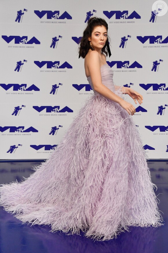 A neozelandesa Lorde vestiu longo de plumas Monique Lhuillier primavera 2018 no MTV Video Music Awards, realizado na Califórnia neste domingo, 27 de agosto de 2017