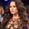 O look de Demi Lovato para o MTV Video Music Awards 2017 deixou parte dos seios da cantora à mostra